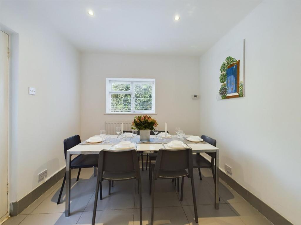 Luxury 4-Bedroom Modern Flat In Central London Steps From Station, Sleeps 9 In Style! Bilik gambar