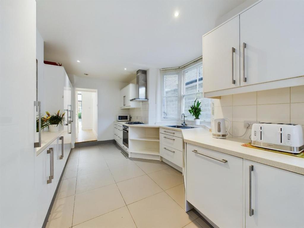 Luxury 4-Bedroom Modern Flat In Central London Steps From Station, Sleeps 9 In Style! Bilik gambar