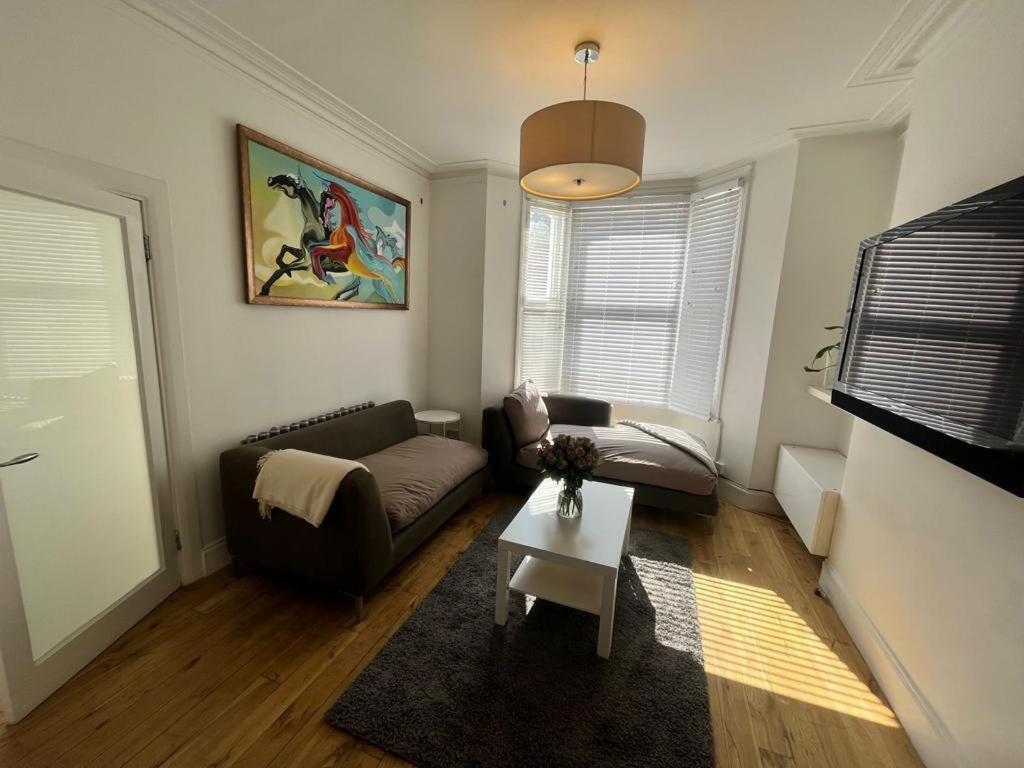 Luxury 4-Bedroom Modern Flat In Central London Steps From Station, Sleeps 9 In Style! Bilik gambar